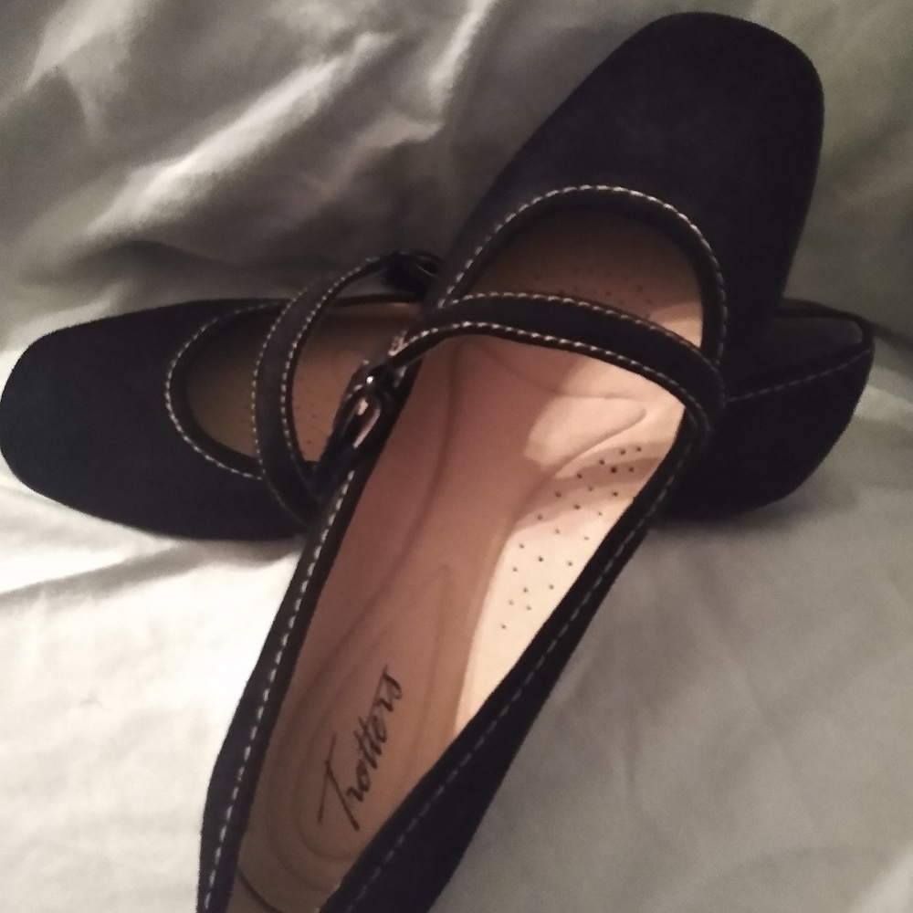 Trotters Simmy Black Suede 9 1/2 M